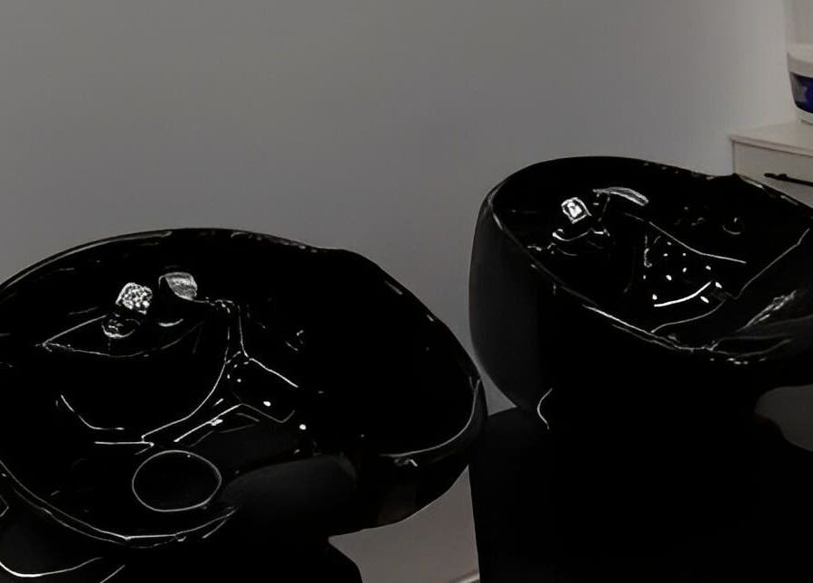 Δύο μαύροι νιπτήρες λουσίματος στο Medusa Barber Pefka, Πεύκα, GR, ιδανικοί για χαλάρωση.