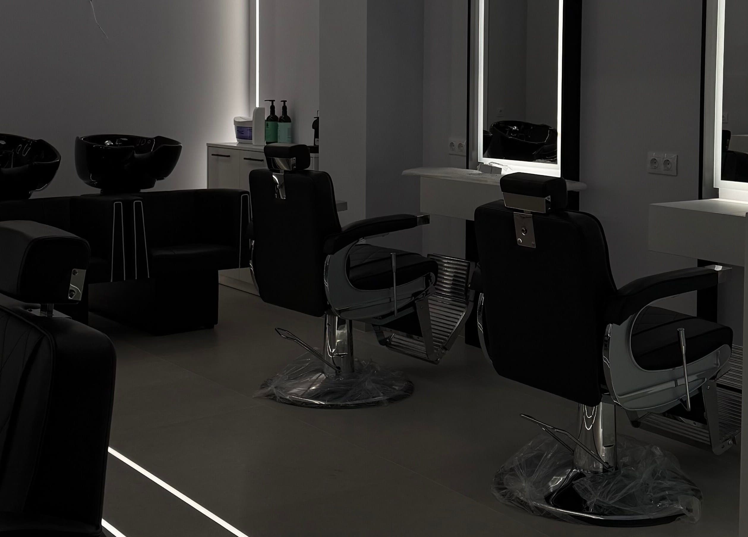 Εσωτερικό μοντέρνας αίθουσας στο Medusa Barber Pefka, Πεύκα, GR με κομψές καρέκλες κομμωτηρίου.