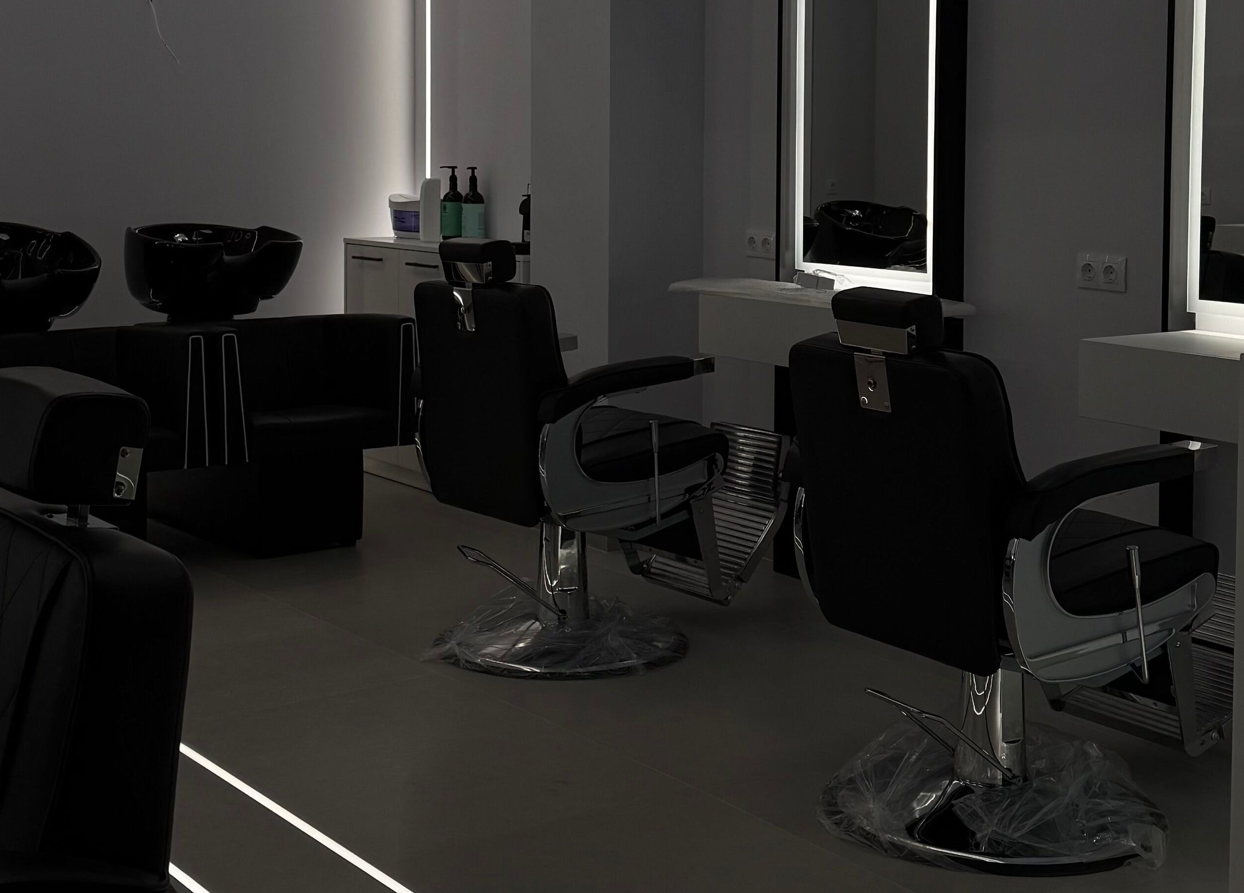 Εσωτερικό μοντέρνας αίθουσας στο Medusa Barber Pefka, Πεύκα, GR με κομψές καρέκλες κομμωτηρίου.