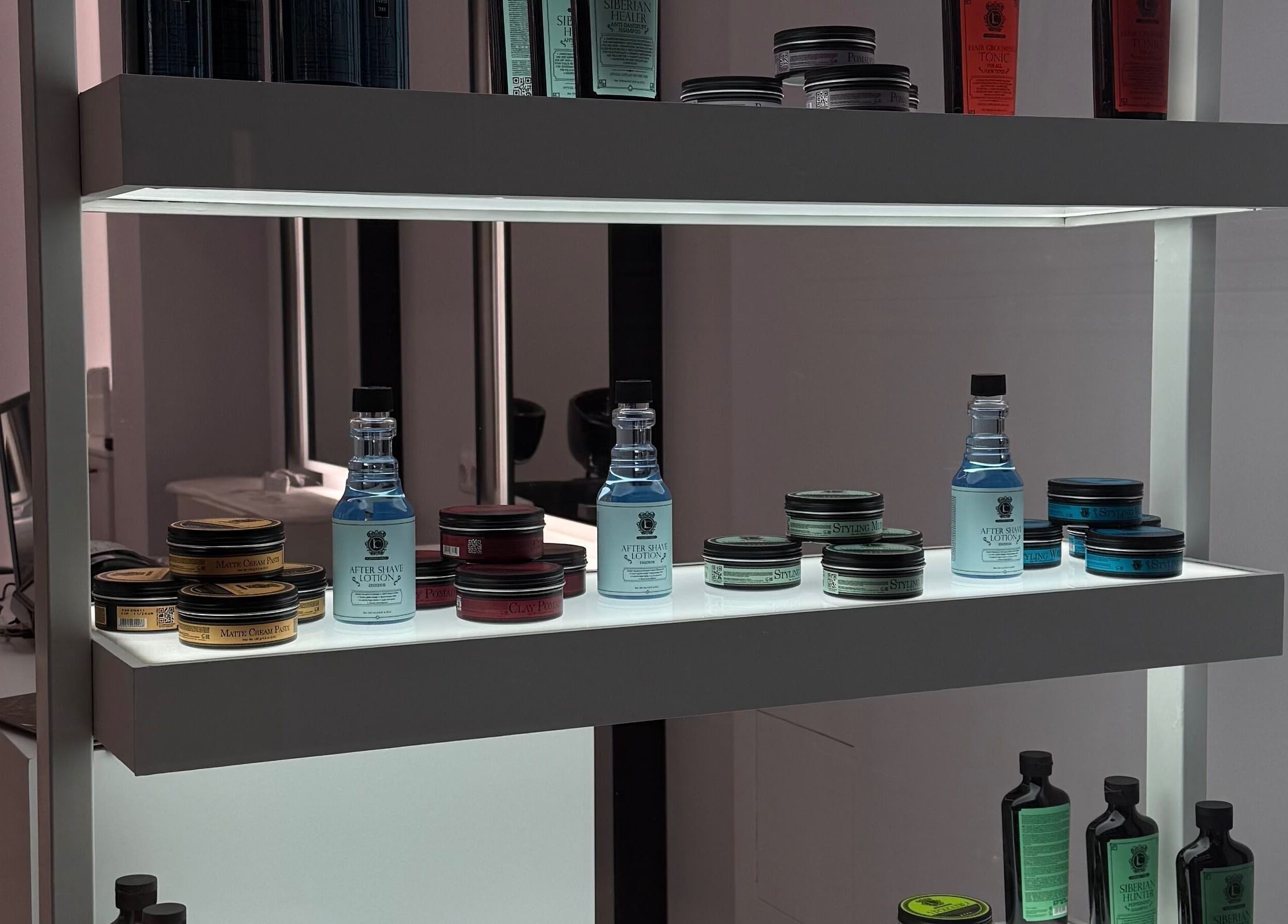 Προϊόντα περιποίησης στο Medusa Barber Pefka, Πεύκα, GR σε κομψή ραφιέρα.