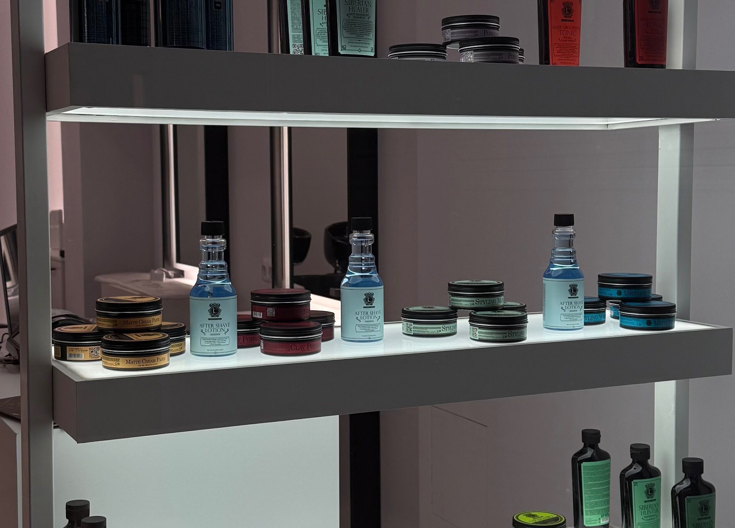 Προϊόντα περιποίησης στο Medusa Barber Pefka, Πεύκα, GR σε κομψή ραφιέρα.