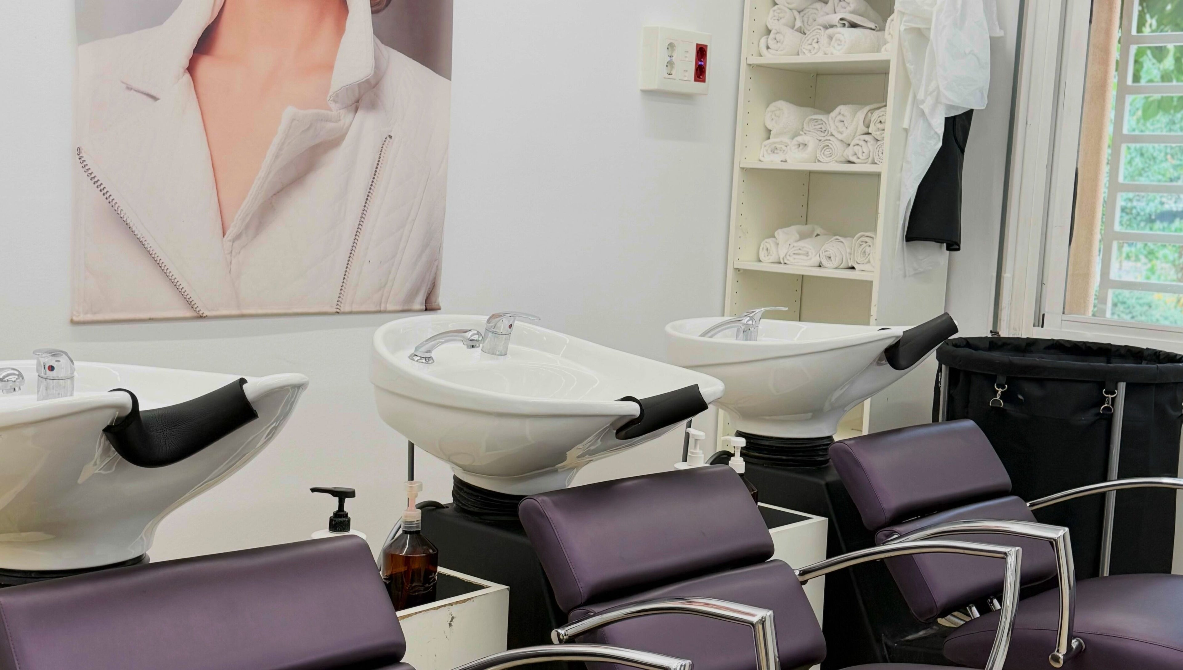 Área de lavado en A180 Perruqueria i Barberia_INS Les Salines en El Prat de Llobregat, Cataluña, ES.