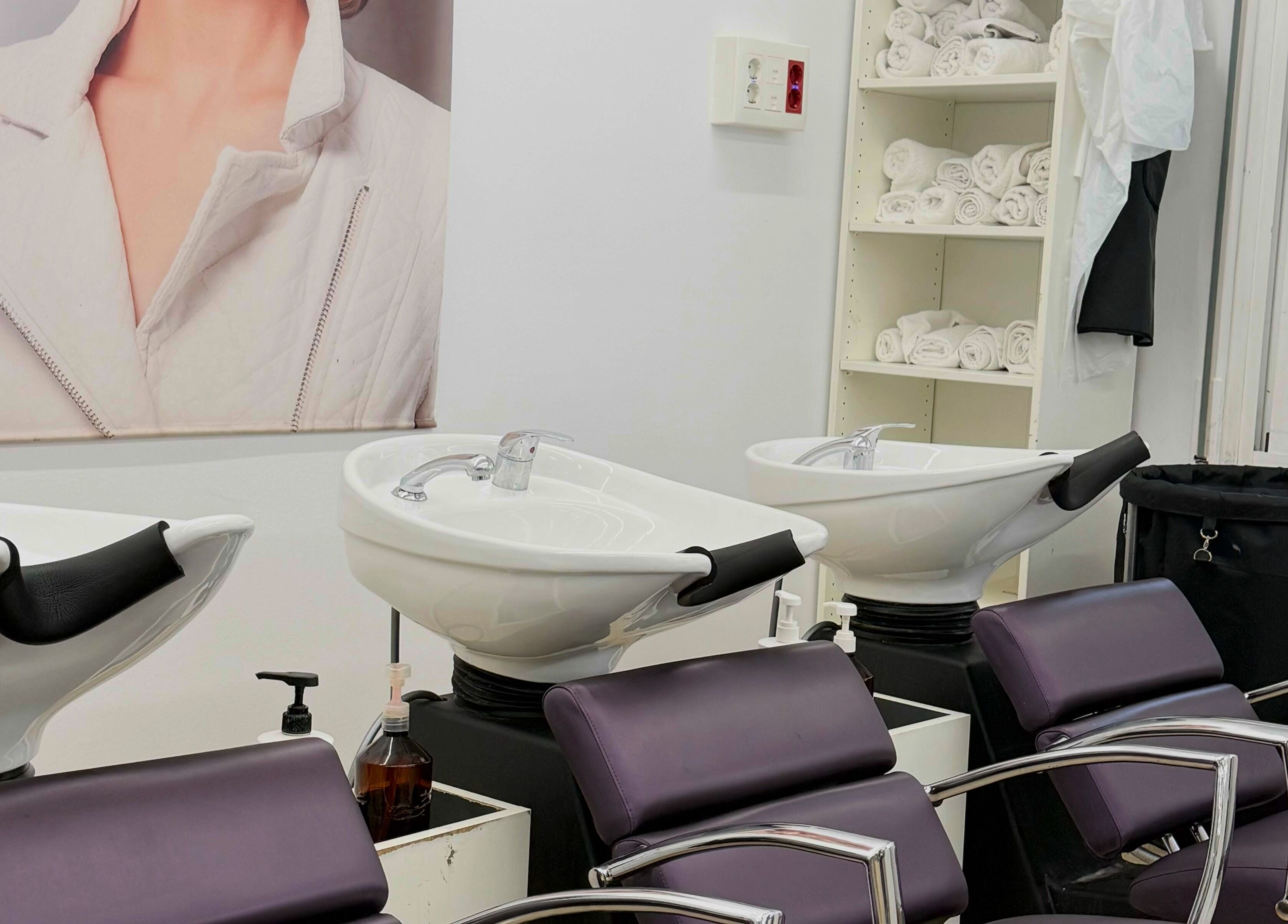 Área de lavado en A180 Perruqueria i Barberia_INS Les Salines en El Prat de Llobregat, Cataluña, ES.