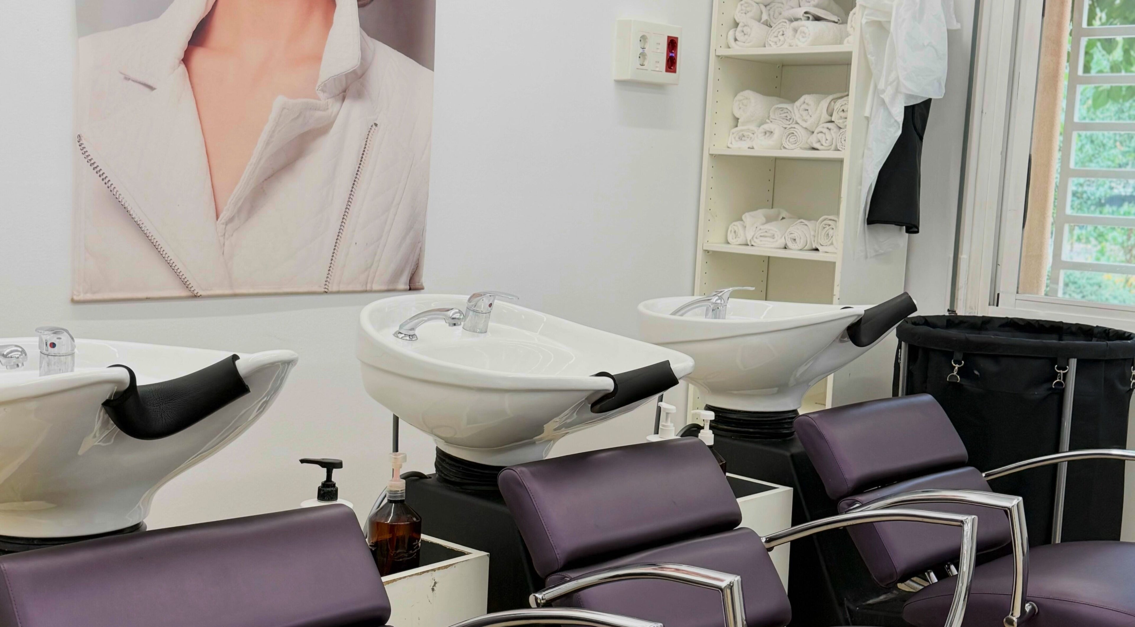 Área de lavado en A180 Perruqueria i Barberia_INS Les Salines en El Prat de Llobregat, Cataluña, ES.