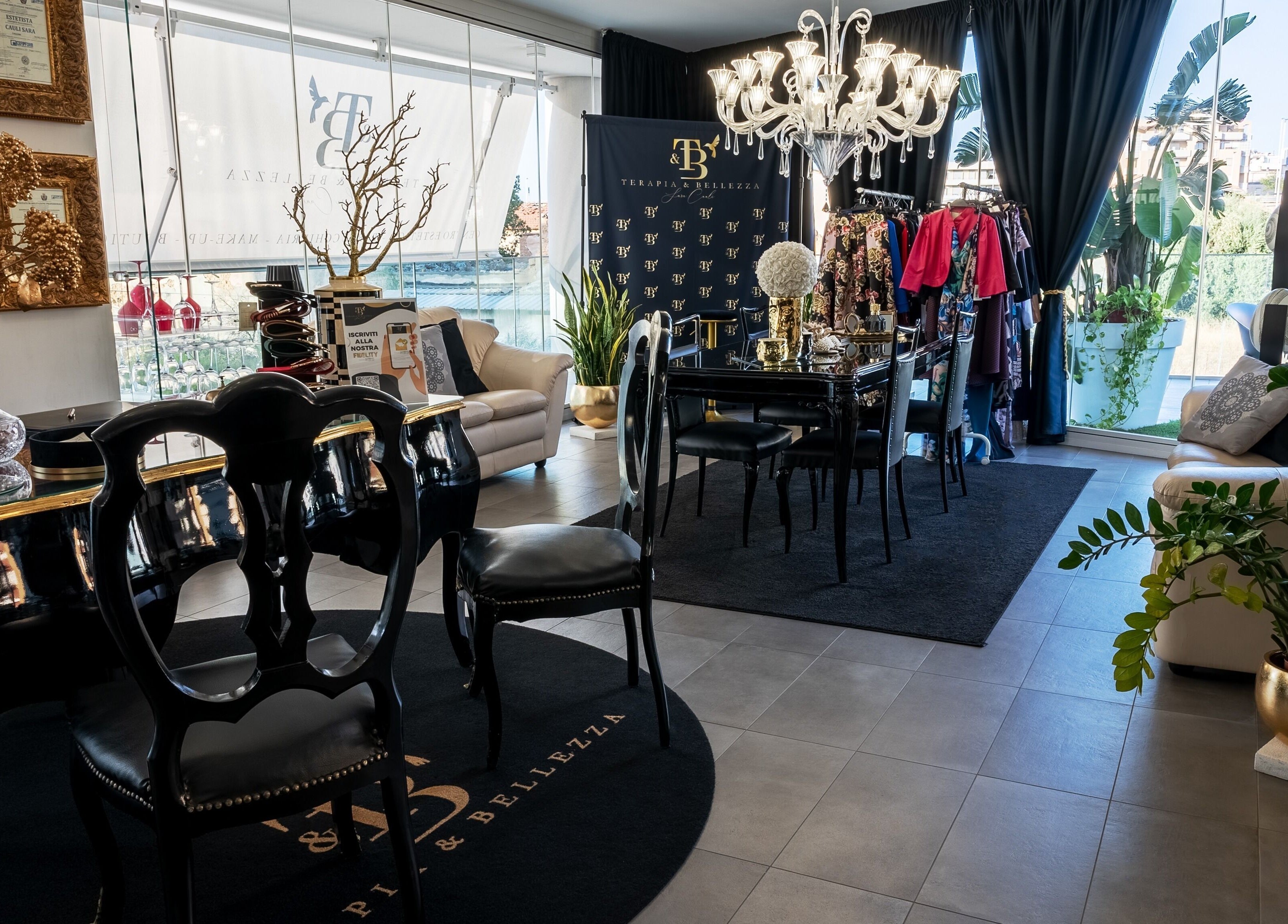 Interni eleganti di Terapia & Bellezza di Sara Cauli, Cagliari, Cagliari, IT, con un lampadario incantevole.