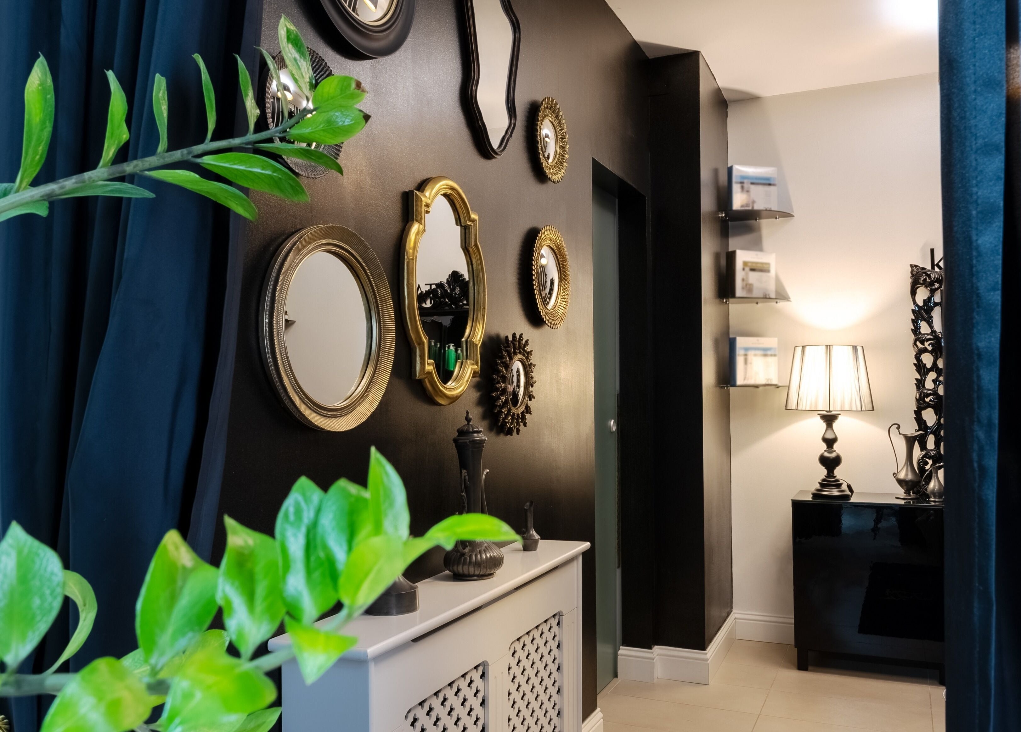 Interno elegante di Terapia & Bellezza di Sara Cauli a Cagliari, con parete di specchi decorativi.