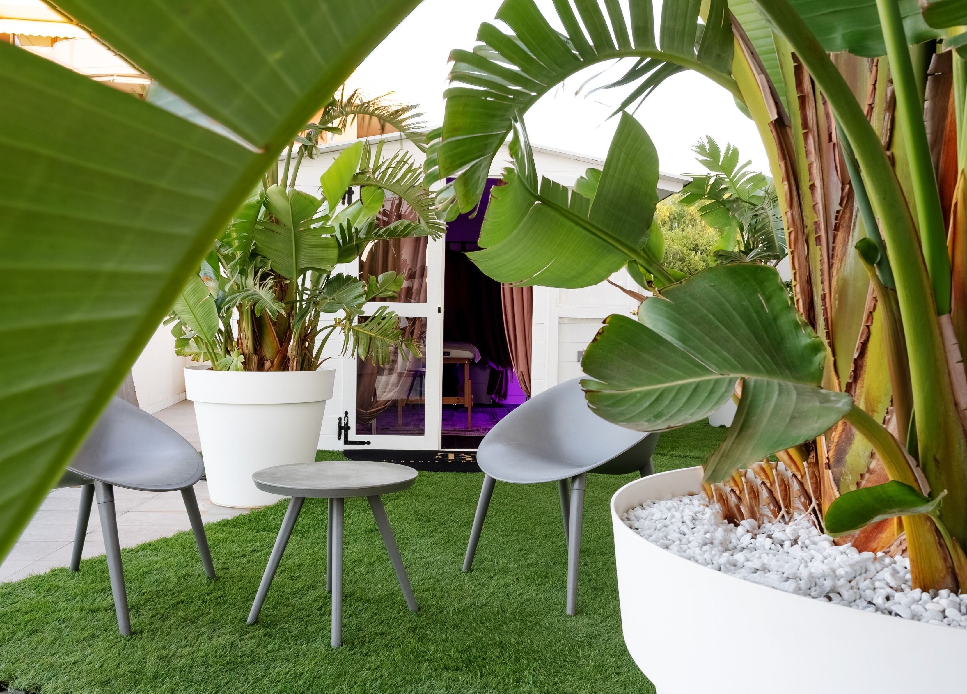 Giardino verde di Terapia & Bellezza di Sara Cauli a Cagliari, Cagliari, IT con sedie moderne.