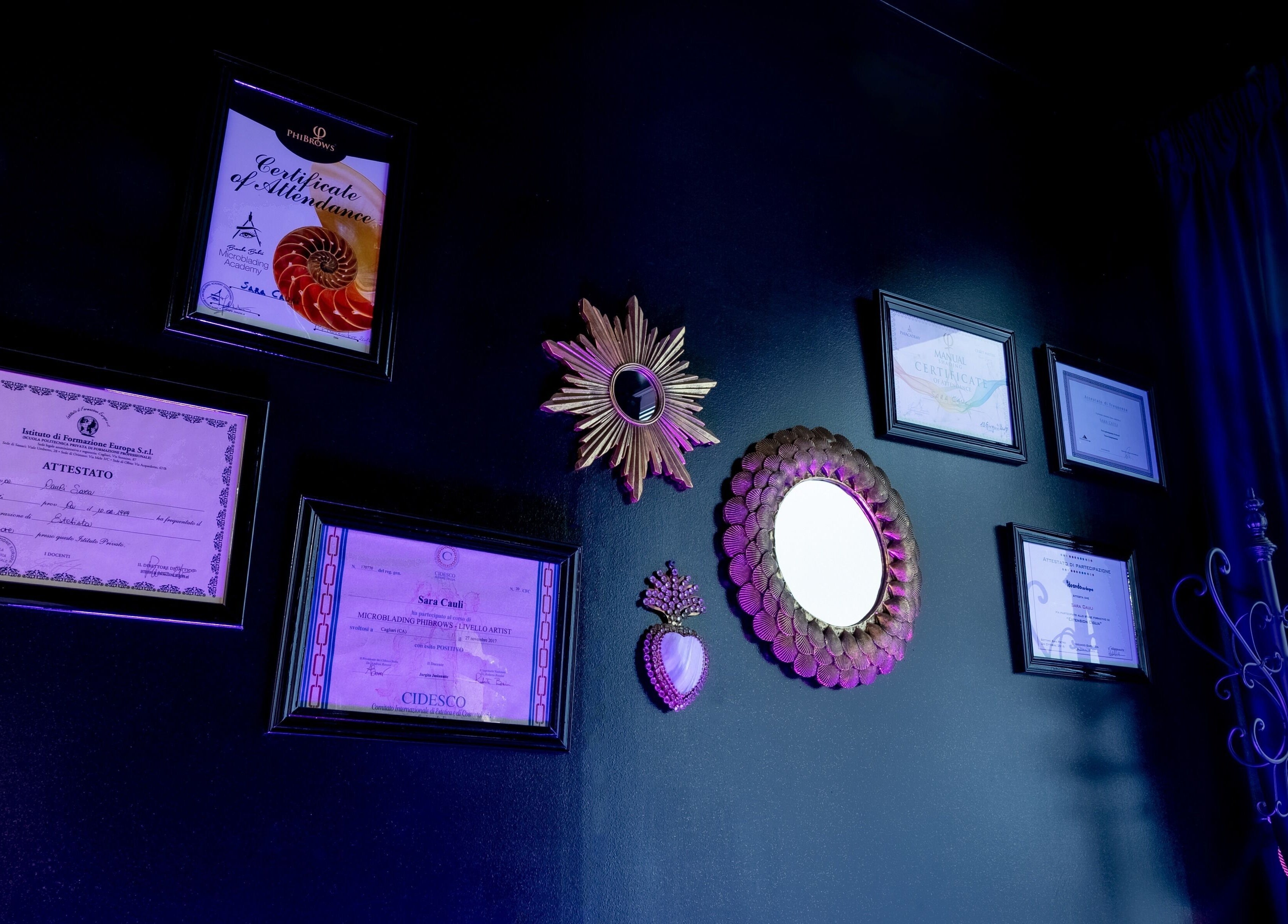 Certificati esposti a Terapia & Bellezza di Sara Cauli, Cagliari, Cagliari, IT. Atmosfera professionale e raffinata.