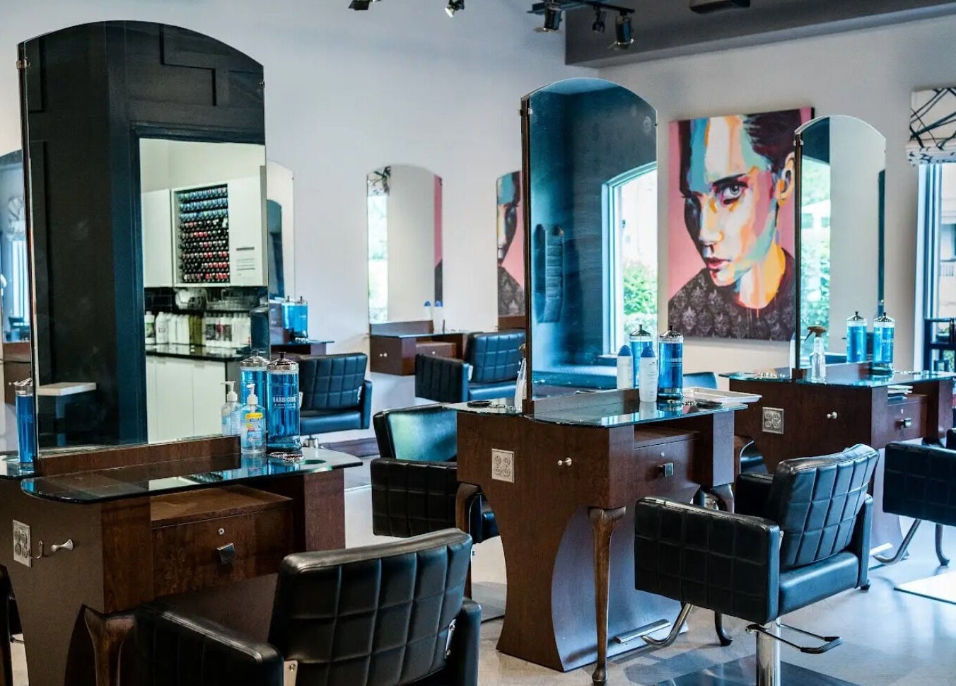 Modern interior of Francesco and Giovanni Salon in Eagleville, Pennsylvania, US, featuring stylish salon chairs and decor.