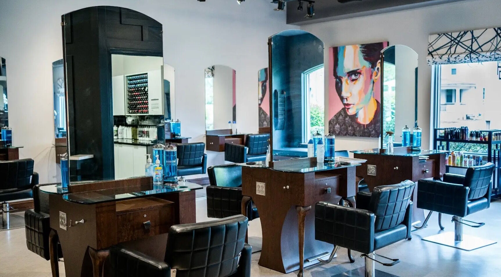 Modern interior of Francesco and Giovanni Salon in Eagleville, Pennsylvania, US, featuring stylish salon chairs and decor.