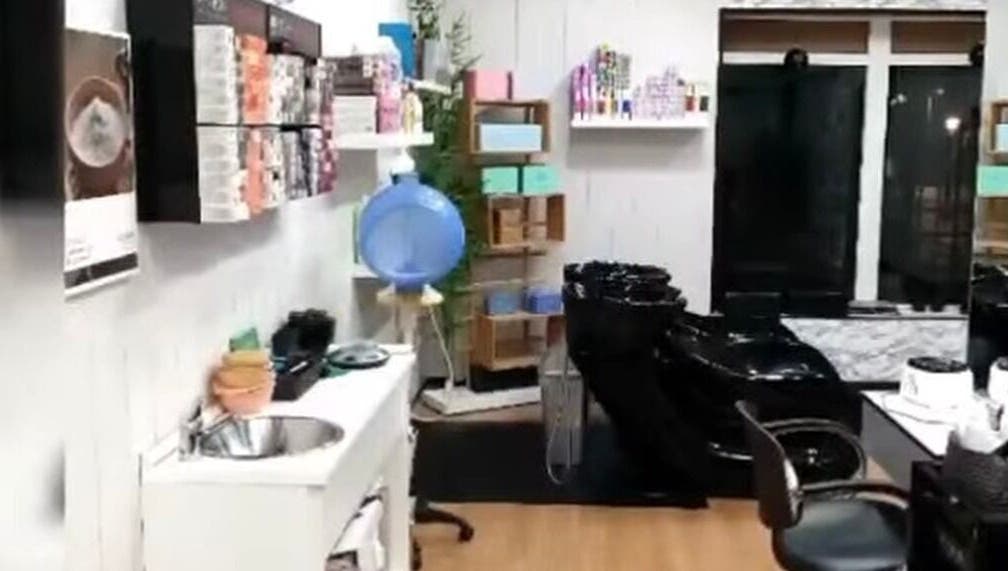 Interior del salón Ana Bravo en Illescas, Castilla-La Mancha, ES, mostrando estaciones de lavado modernas.