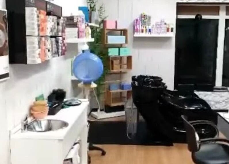 Interior del salón Ana Bravo en Illescas, Castilla-La Mancha, ES, mostrando estaciones de lavado modernas.