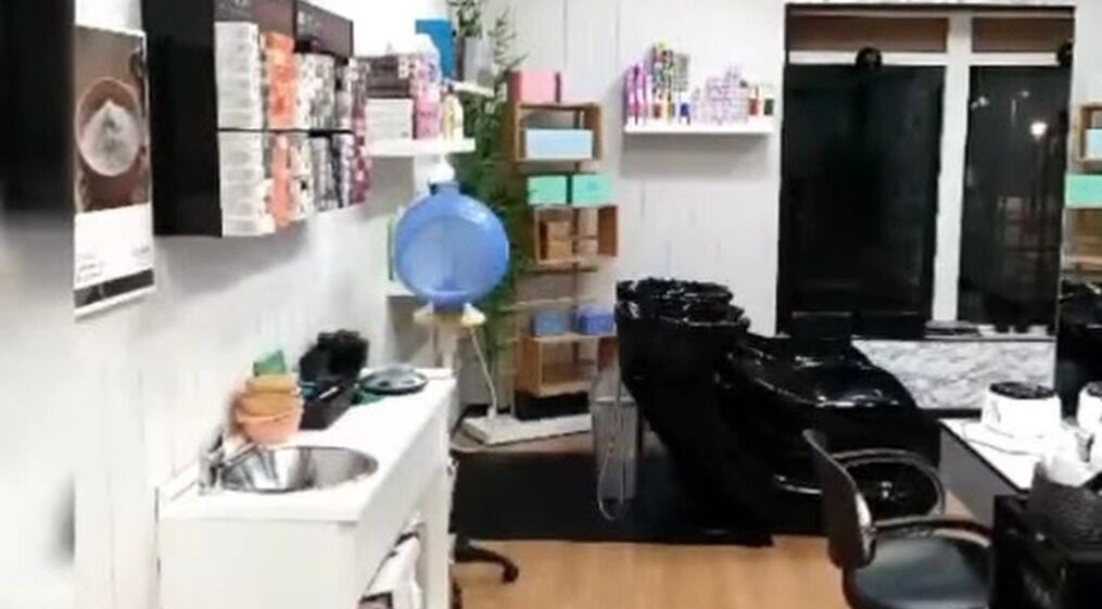 Interior del salón Ana Bravo en Illescas, Castilla-La Mancha, ES, mostrando estaciones de lavado modernas.