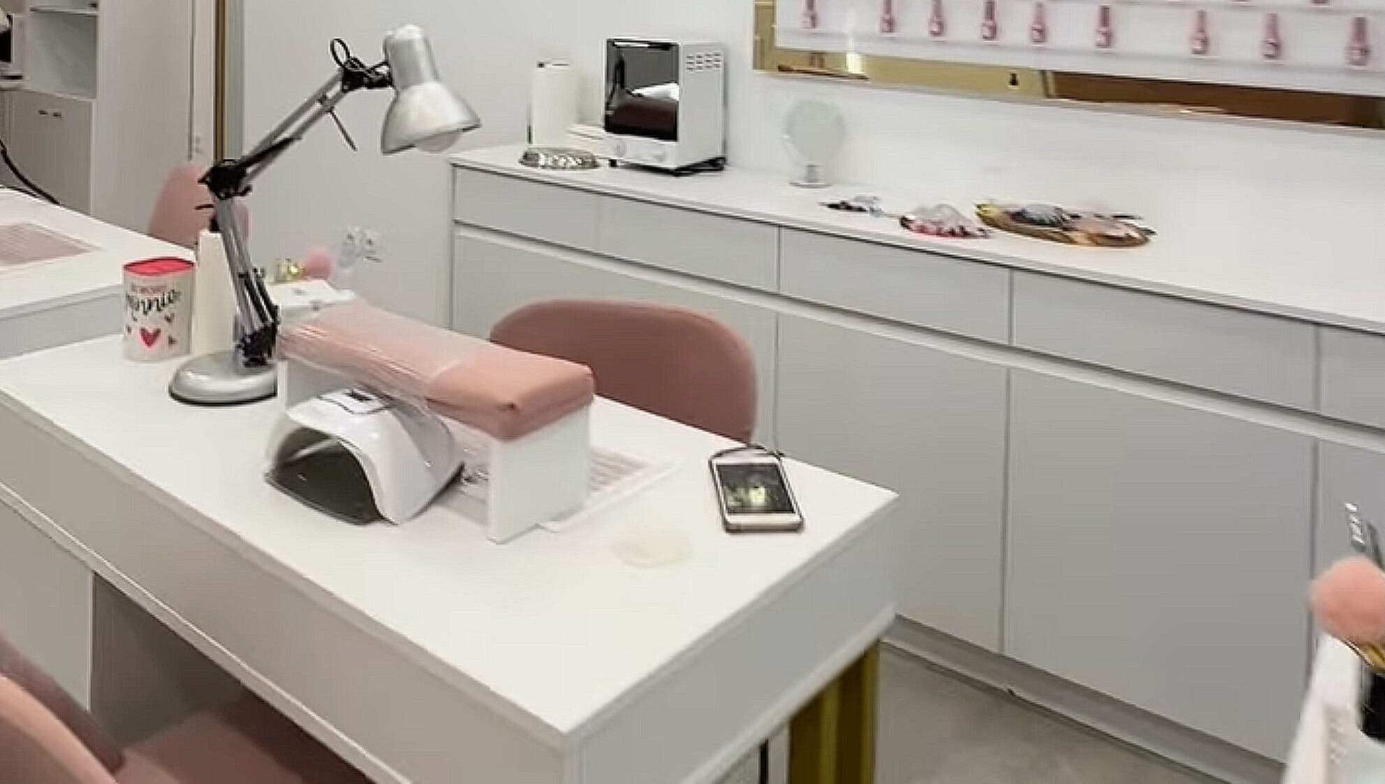 Όμορφος χώρος μανικιούρ στο hof nails kallithea, Kallithea, GR με κομψό φωτισμό και μοντέρνα διακόσμηση.