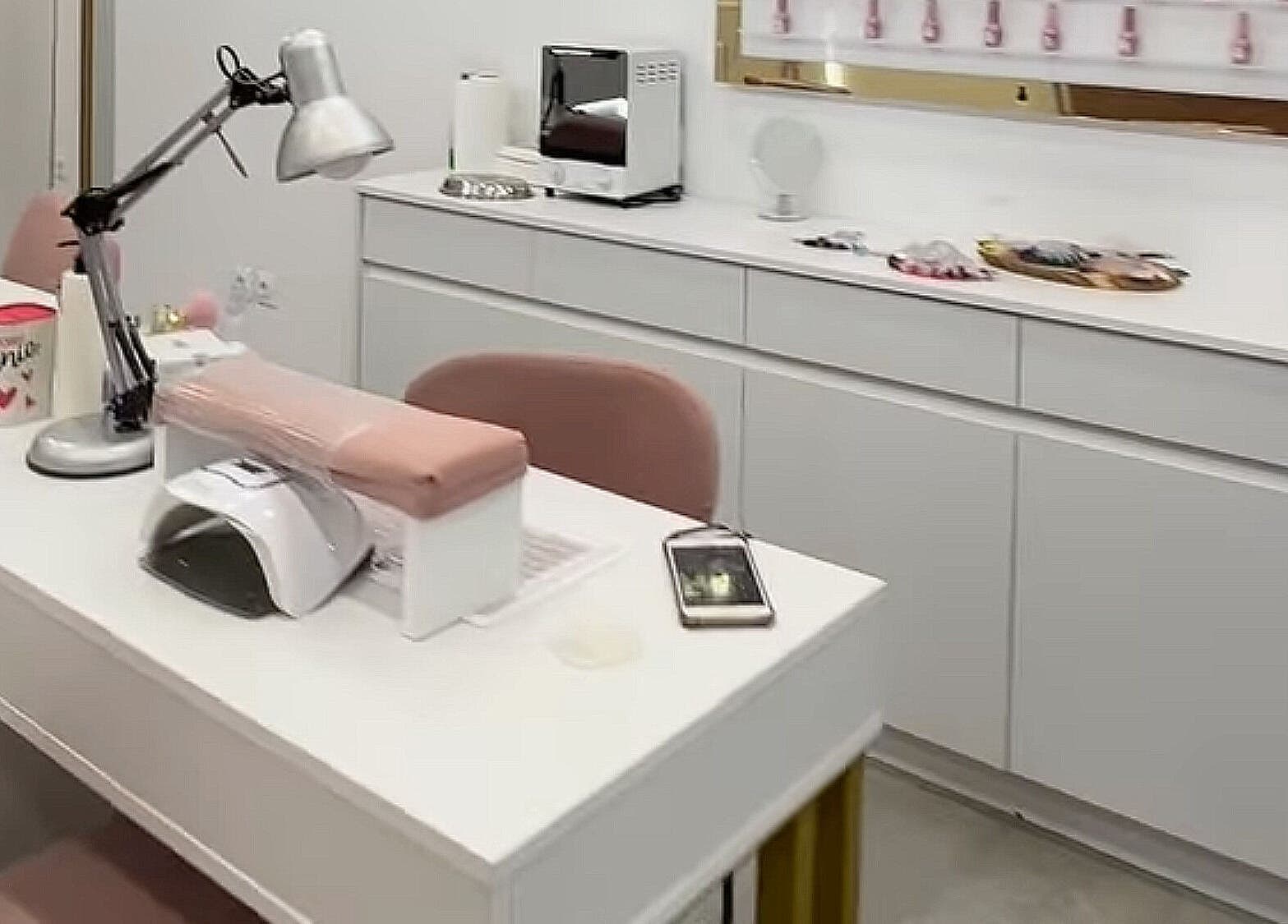 Όμορφος χώρος μανικιούρ στο hof nails kallithea, Kallithea, GR με κομψό φωτισμό και μοντέρνα διακόσμηση.