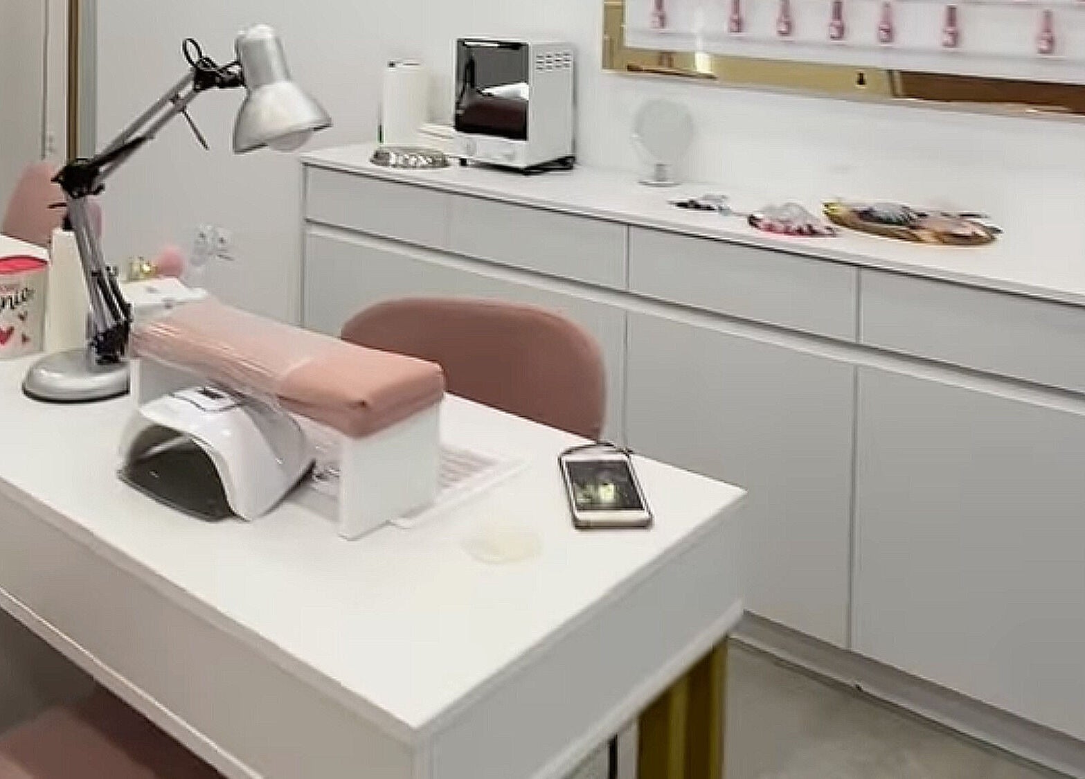 Όμορφος χώρος μανικιούρ στο hof nails kallithea, Kallithea, GR με κομψό φωτισμό και μοντέρνα διακόσμηση.