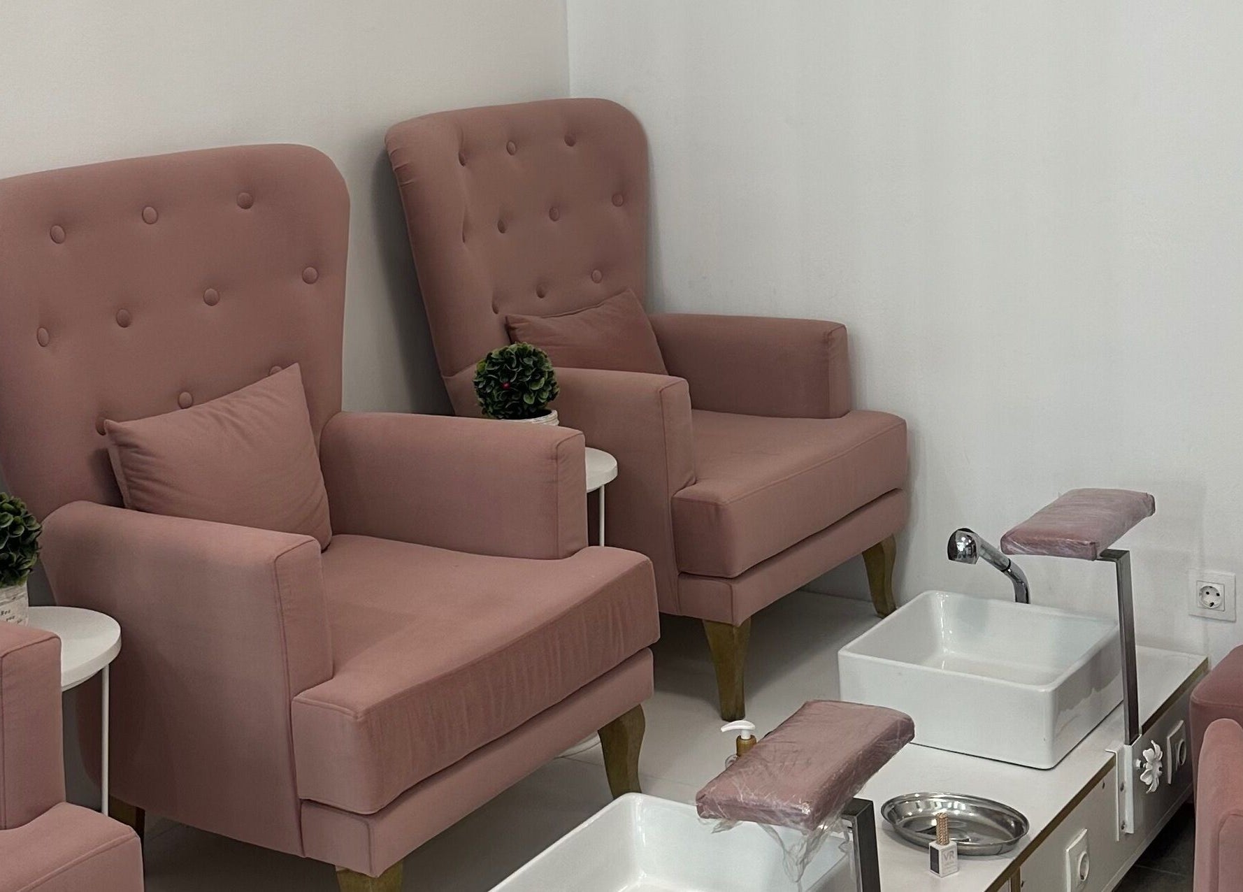 Ανάκλιντρα και λεκάνες περιποίησης στο Hof Nails Kallithea, Kallithea, GR.