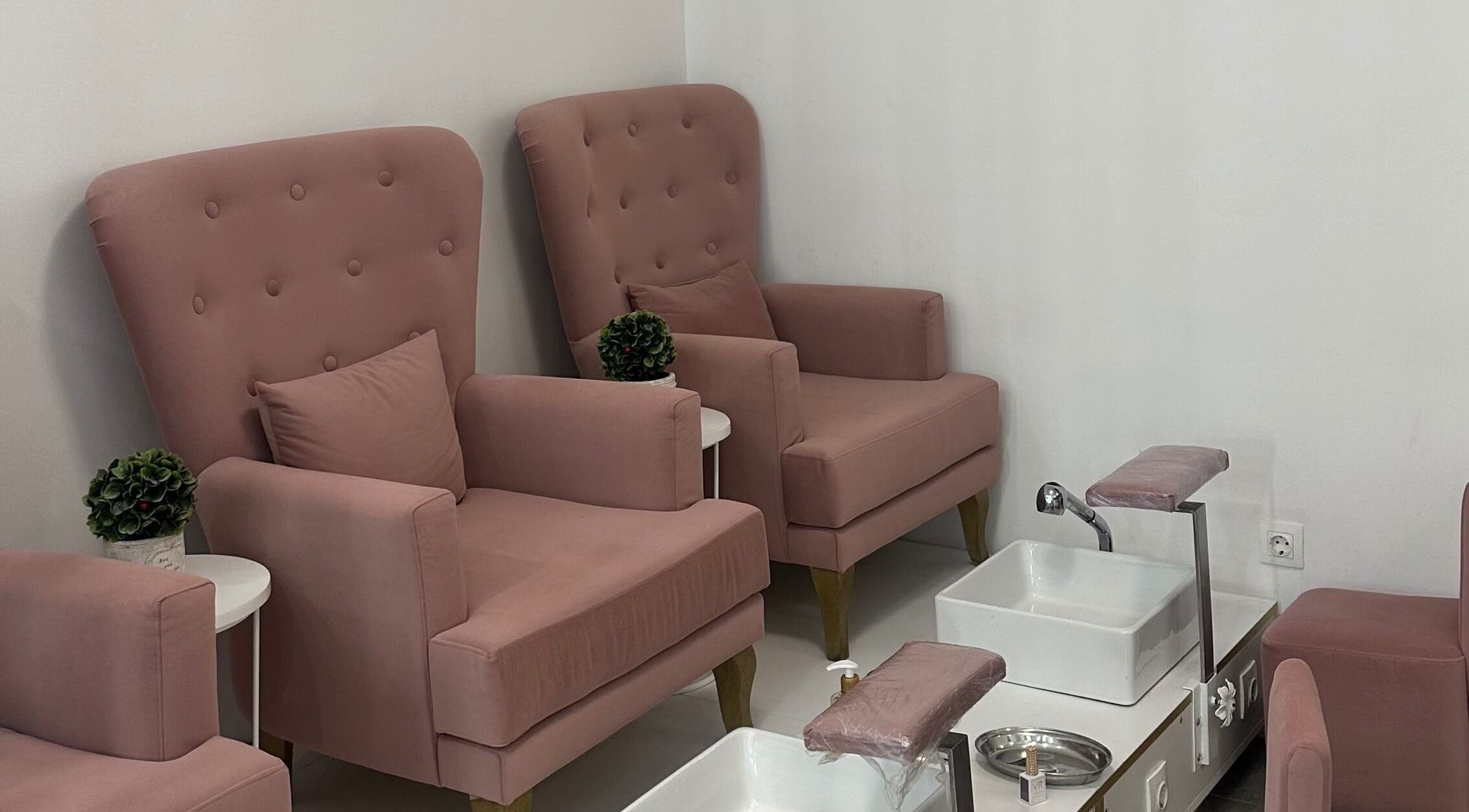 Ανάκλιντρα και λεκάνες περιποίησης στο Hof Nails Kallithea, Kallithea, GR.