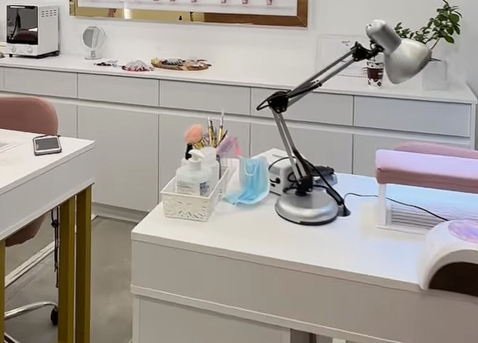 Άνετο σαλόνι νυχιών στο 'hof nails kallithea', Καλυθέα GR, με σύγχρονο εξοπλισμό και μινιμαλιστική διακόσμηση.