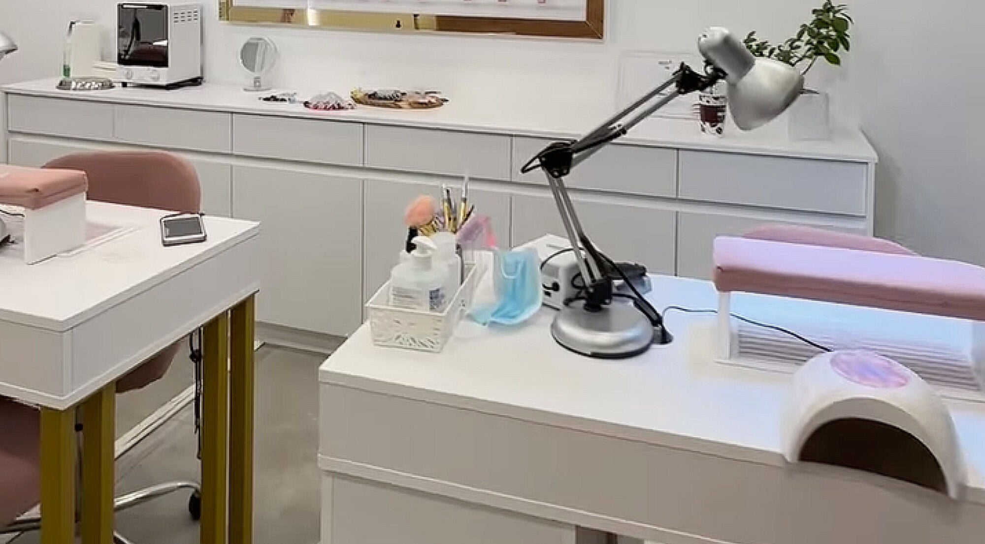 Άνετο σαλόνι νυχιών στο 'hof nails kallithea', Καλυθέα GR, με σύγχρονο εξοπλισμό και μινιμαλιστική διακόσμηση.