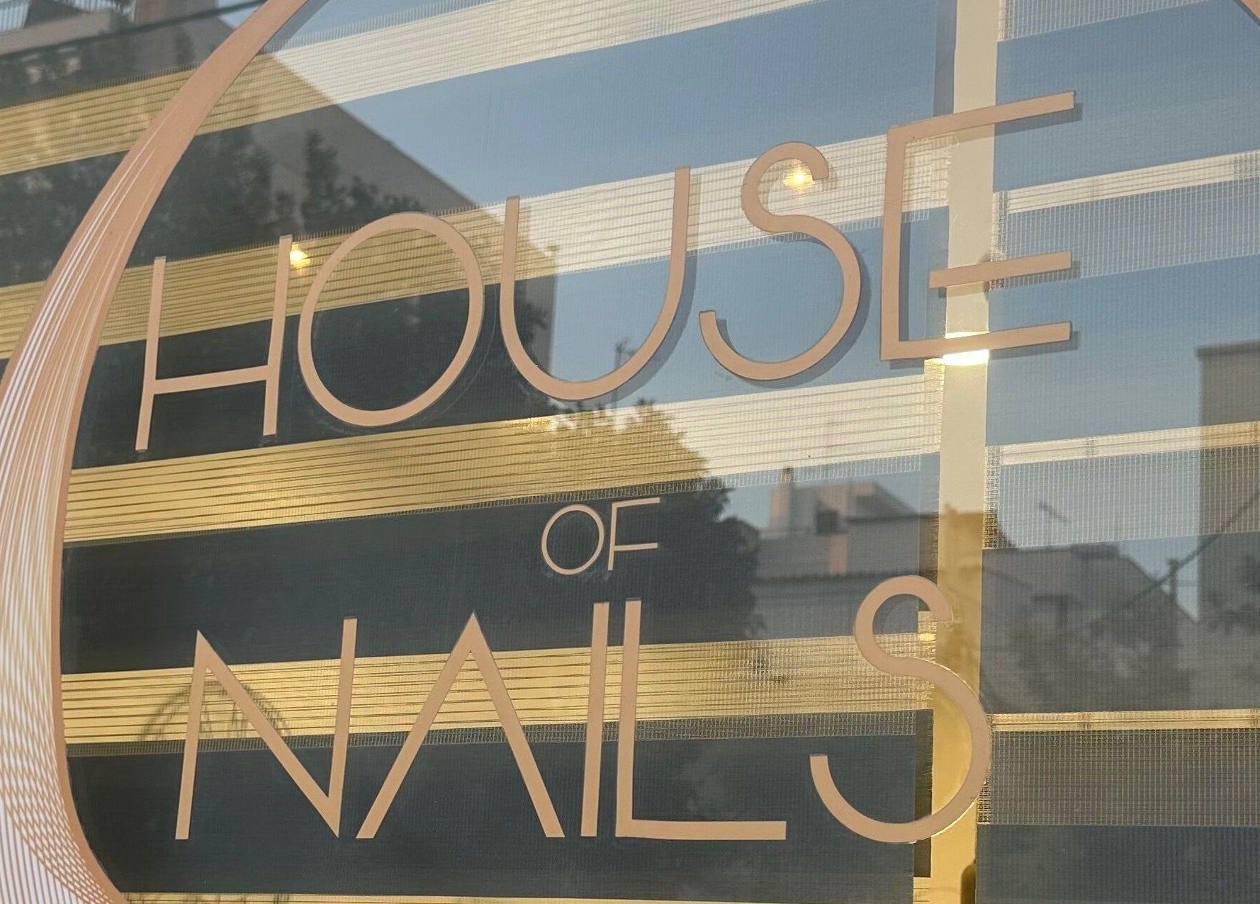 Επιγραφή με το όνομα Hof Nails Kallithea, διακοσμημένη με χρυσές λεπτομέρειες, Κallithea, GR.