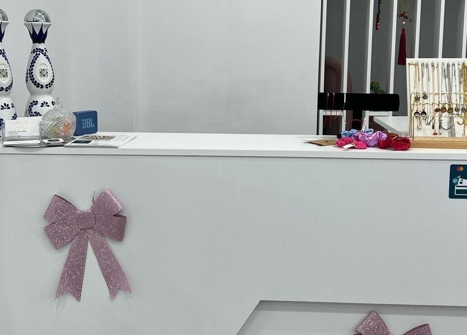 Κομψός χώρος υποδοχής στο hof nails kallithea, με εντυπωσιακή διακόσμηση στην Καλλιθέα, GR.