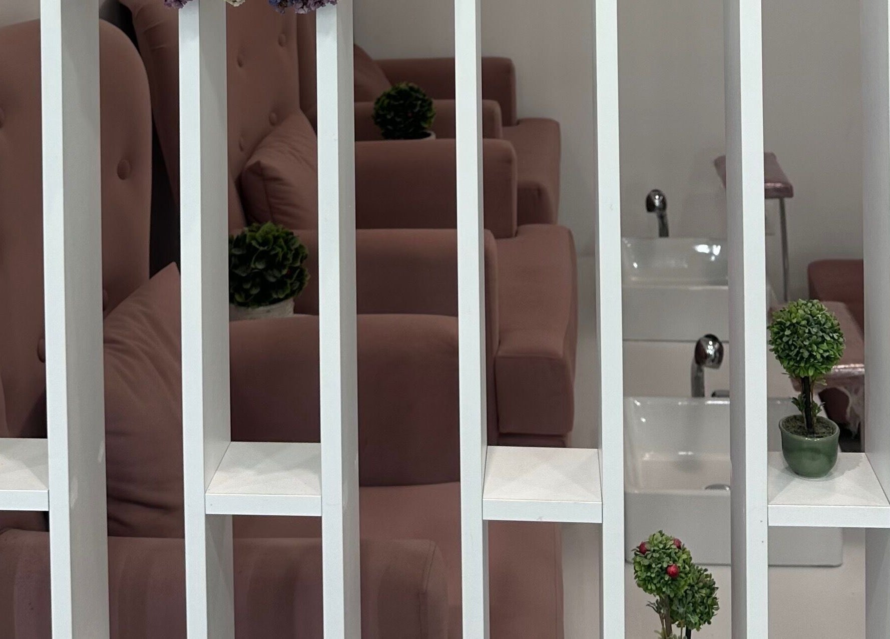 Μοντέρνος χώρος αναμονής στο hof nails kallithea, Kallithea, GR με κομψά έπιπλα και διακόσμηση.