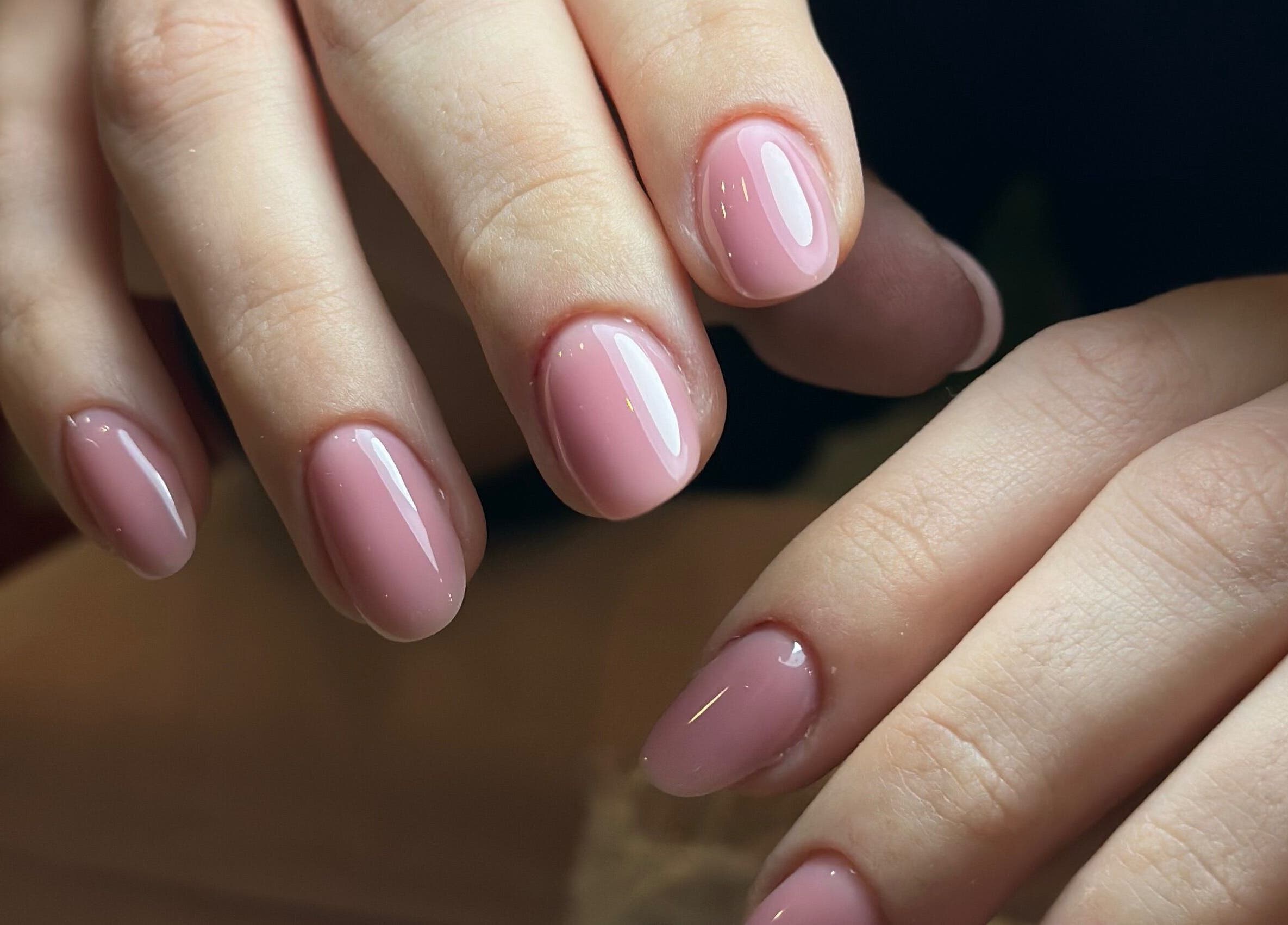 Μανικιούρ με απαλά ροζ νύχια στο hof nails kallithea, Kallithea, GR.