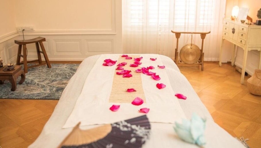 Table de massage avec pétales roses à Espace Heure Bleue, Romanel-sur-lausanne, Vaud, CH.