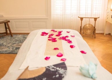 Table de massage avec pétales roses à Espace Heure Bleue, Romanel-sur-lausanne, Vaud, CH.