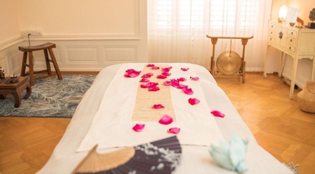 Table de massage avec pétales roses à Espace Heure Bleue, Romanel-sur-lausanne, Vaud, CH.