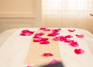 Lit de massage orné de pétales roses à Espace Heure Bleue, Romanel-sur-lausanne, Vaud, CH.