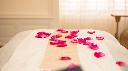 Lit de massage orné de pétales roses à Espace Heure Bleue, Romanel-sur-lausanne, Vaud, CH.