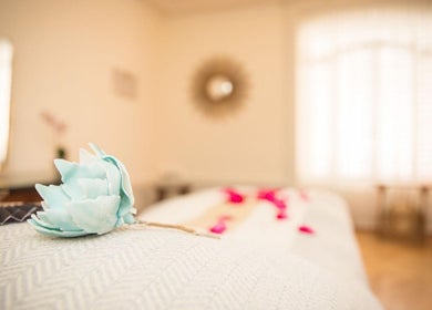 Décor apaisant dans salle de massage à Espace Heure Bleue, Romanel-sur-Lausanne, Vaud, CH.