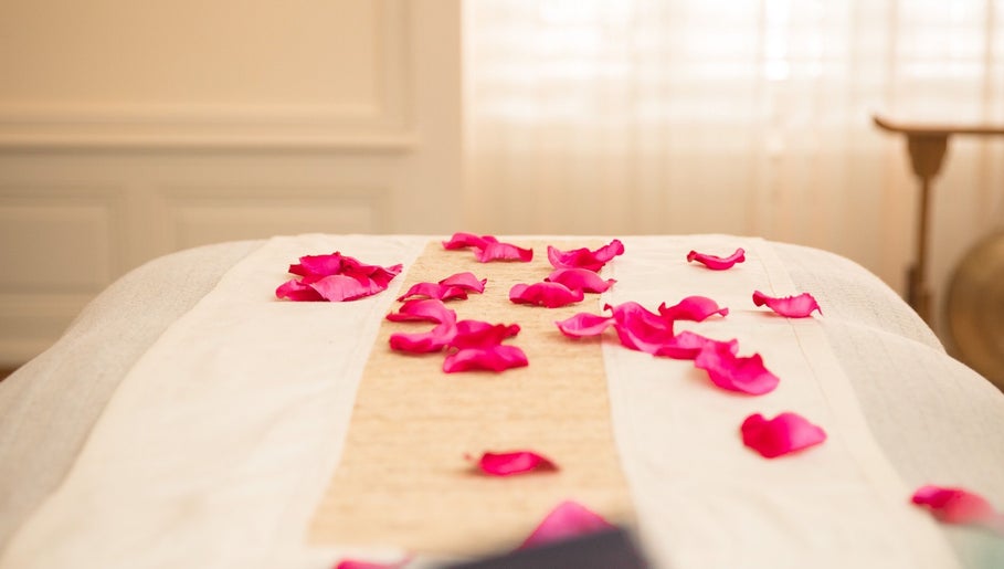 Table de massage avec pétales roses à L'Heure Bleue - Lausanne, Lausanne, Vaud, CH.