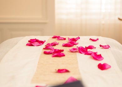 Table de massage avec pétales roses à L'Heure Bleue - Lausanne, Lausanne, Vaud, CH.