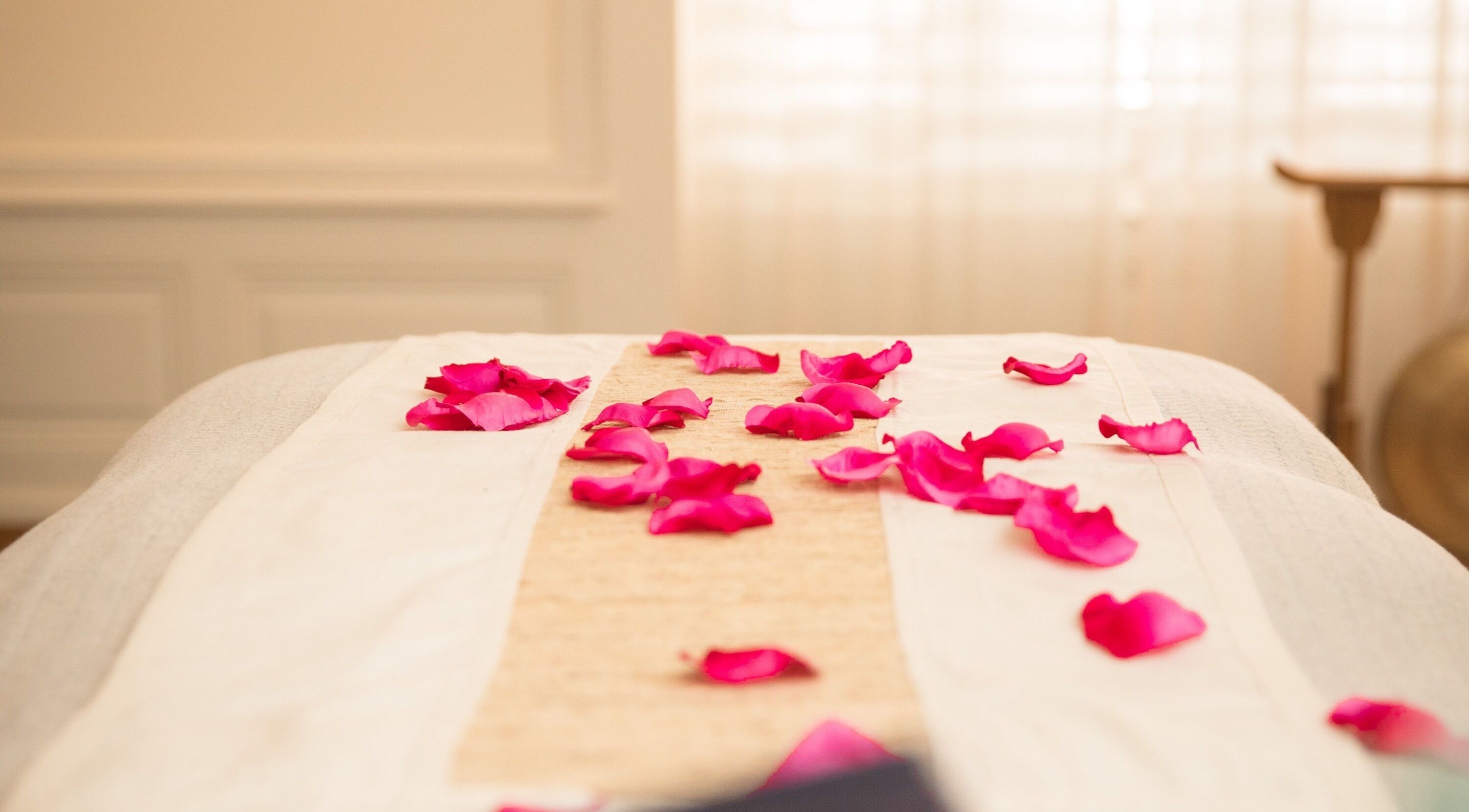 Table de massage avec pétales roses à L'Heure Bleue - Lausanne, Lausanne, Vaud, CH.