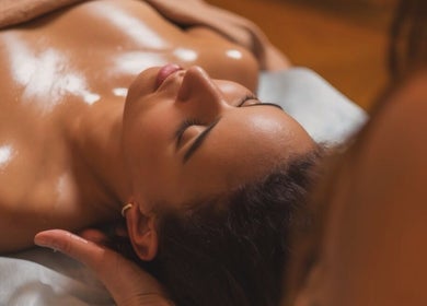 Détente avec un massage relaxant chez L'Heure Bleue - Lausanne, Vaud, CH, ambiance apaisante.