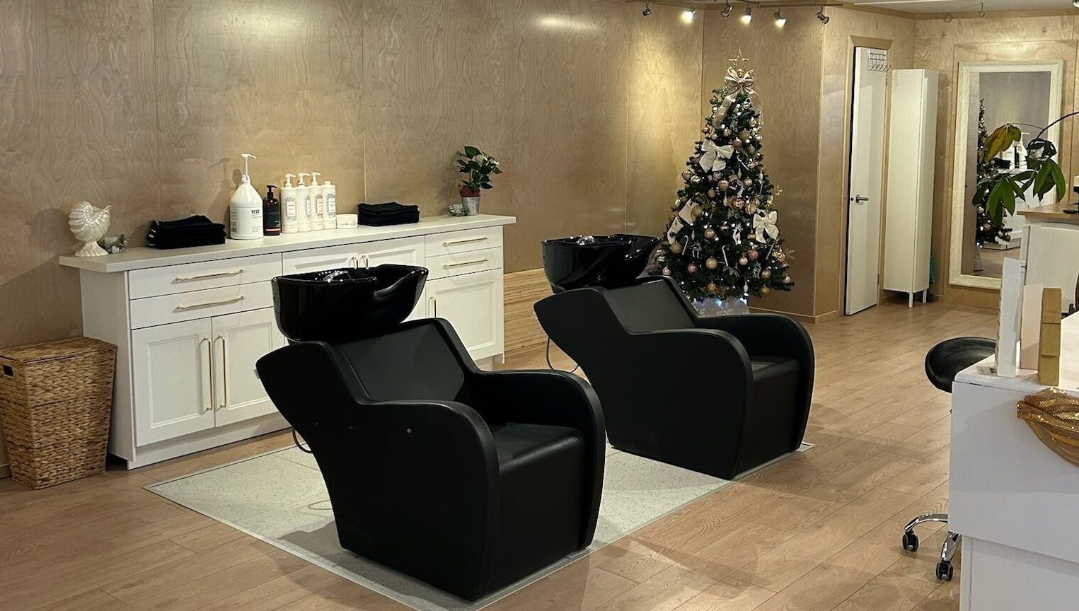 Intérieur élégant de L'atelier Des Perles Tremblant à Mont-tremblant, Québec, CA, avec décorations de Noël.