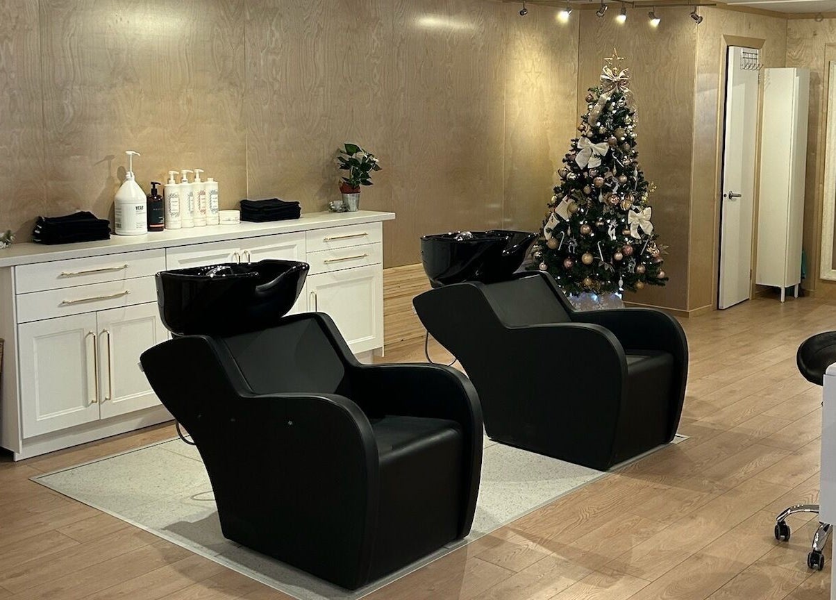 Intérieur élégant de L'atelier Des Perles Tremblant à Mont-tremblant, Québec, CA, avec décorations de Noël.