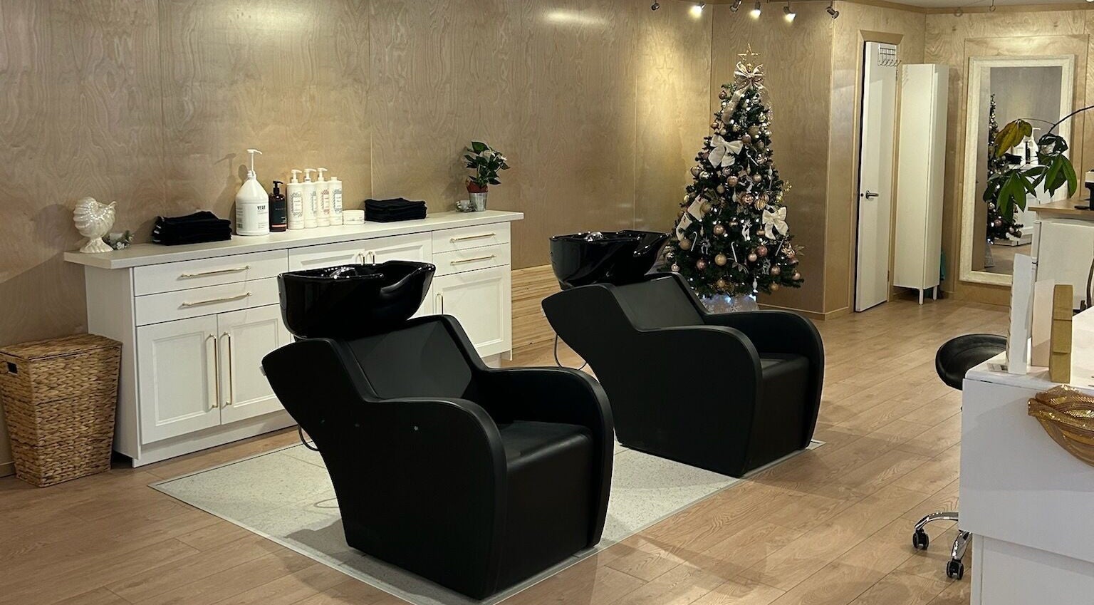 Intérieur élégant de L'atelier Des Perles Tremblant à Mont-tremblant, Québec, CA, avec décorations de Noël.