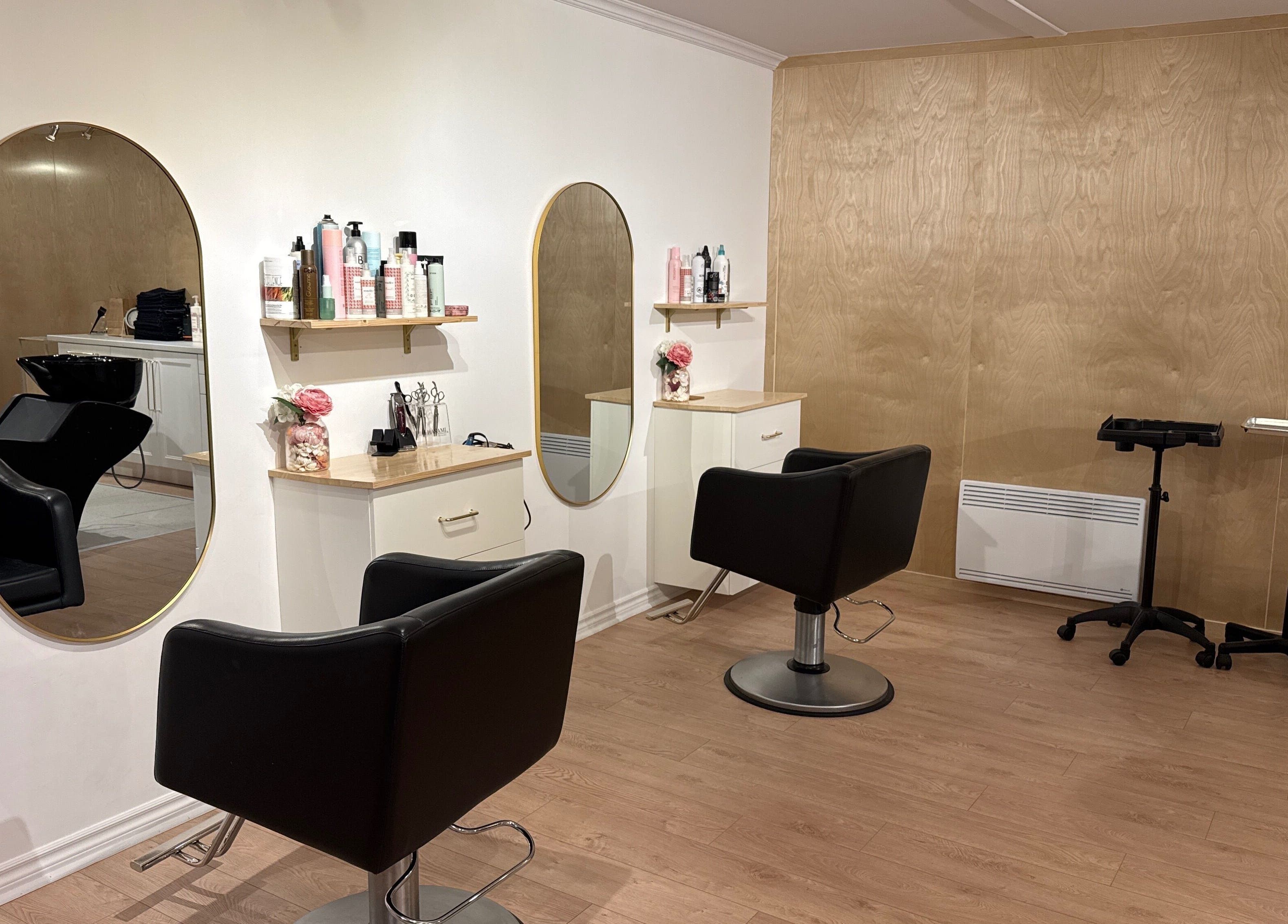 Intérieur chic de L'atelier Des Perles Tremblant, Mont-Tremblant, Québec, CA, avec miroirs et fauteuils.