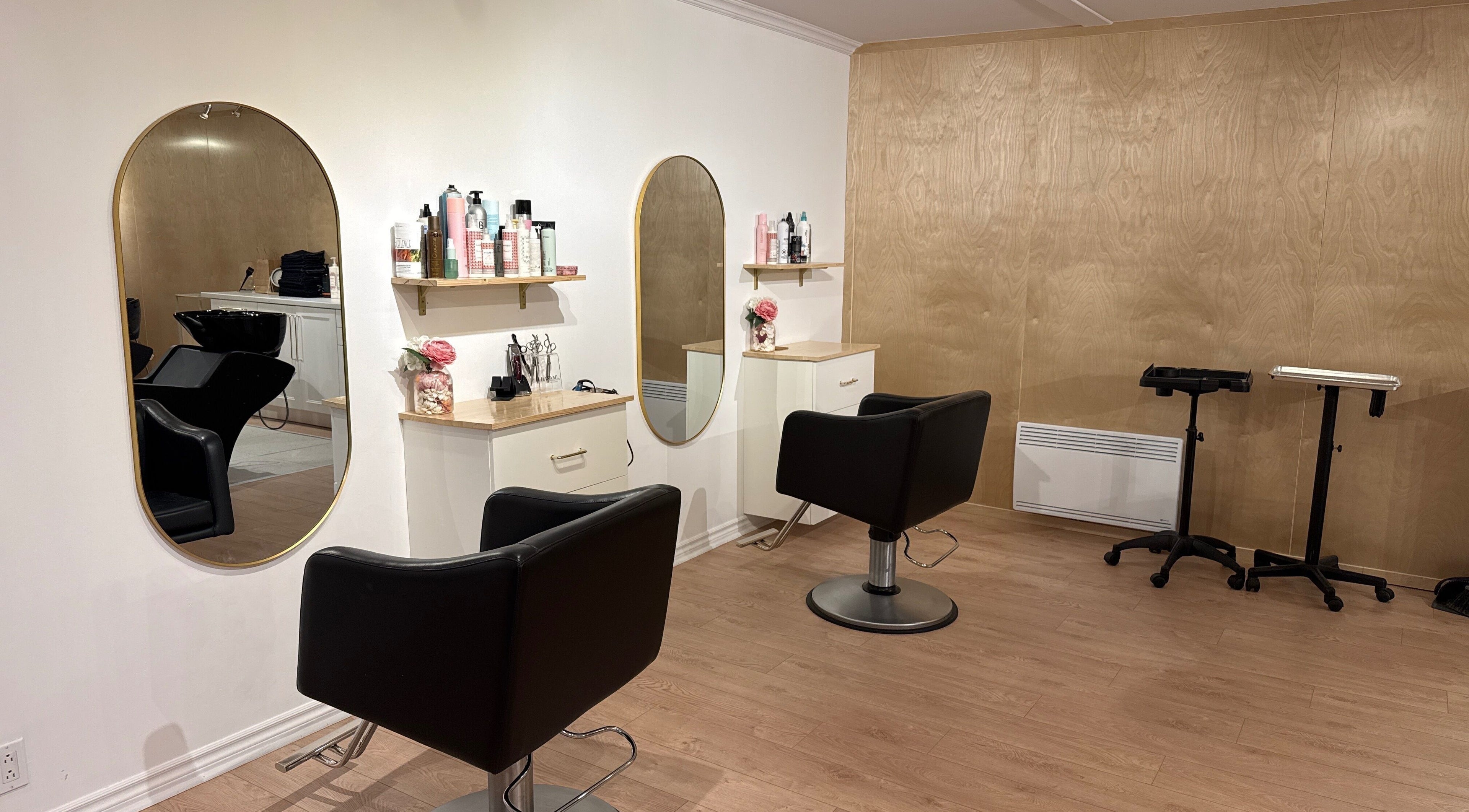 Intérieur chic de L'atelier Des Perles Tremblant, Mont-Tremblant, Québec, CA, avec miroirs et fauteuils.