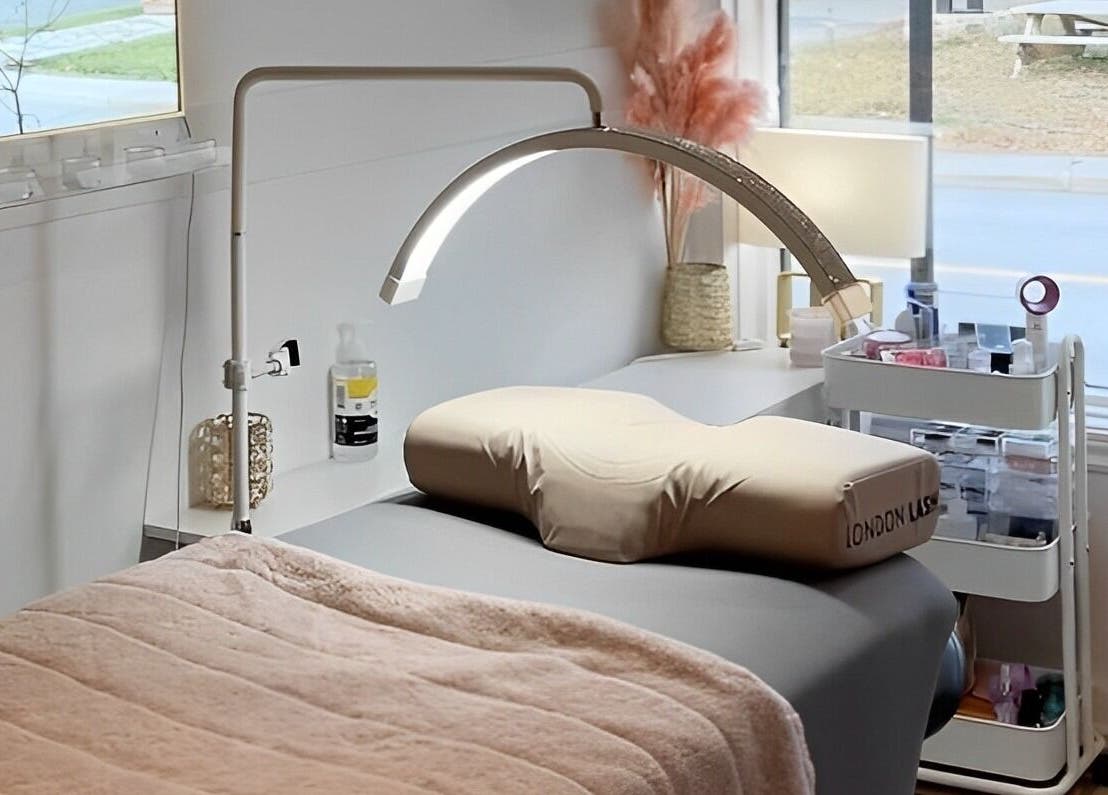 Table de soins L'atelier Des Perles Tremblant à Mont-tremblant, Québec, CA, ambiance relaxante avec éclairage doux.