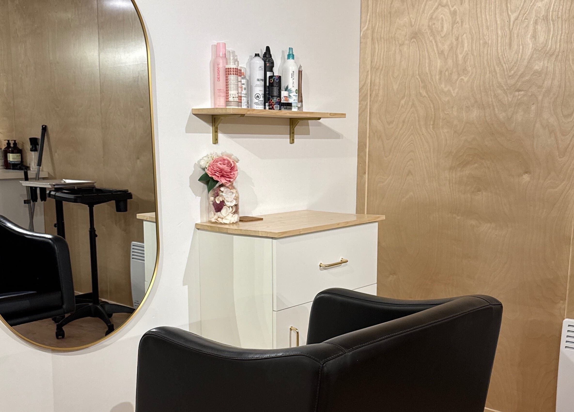 Coin stylé chez L'atelier Des Perles Tremblant, Mont-tremblant, Québec, CA avec miroir et produits capillaires.