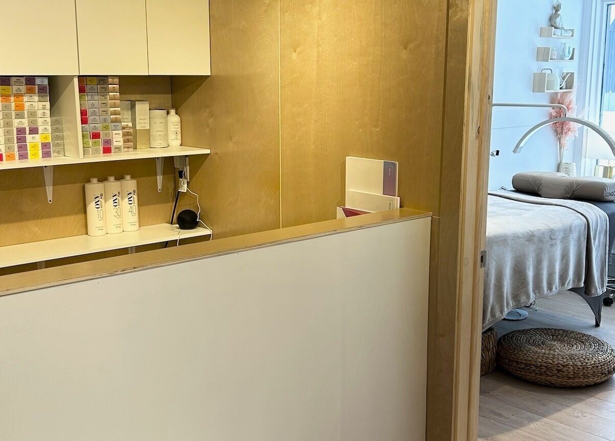 Salle de soins élégante à L'atelier Des Perles Tremblant, Mont-tremblant, Québec, CA avec étagères colorées.