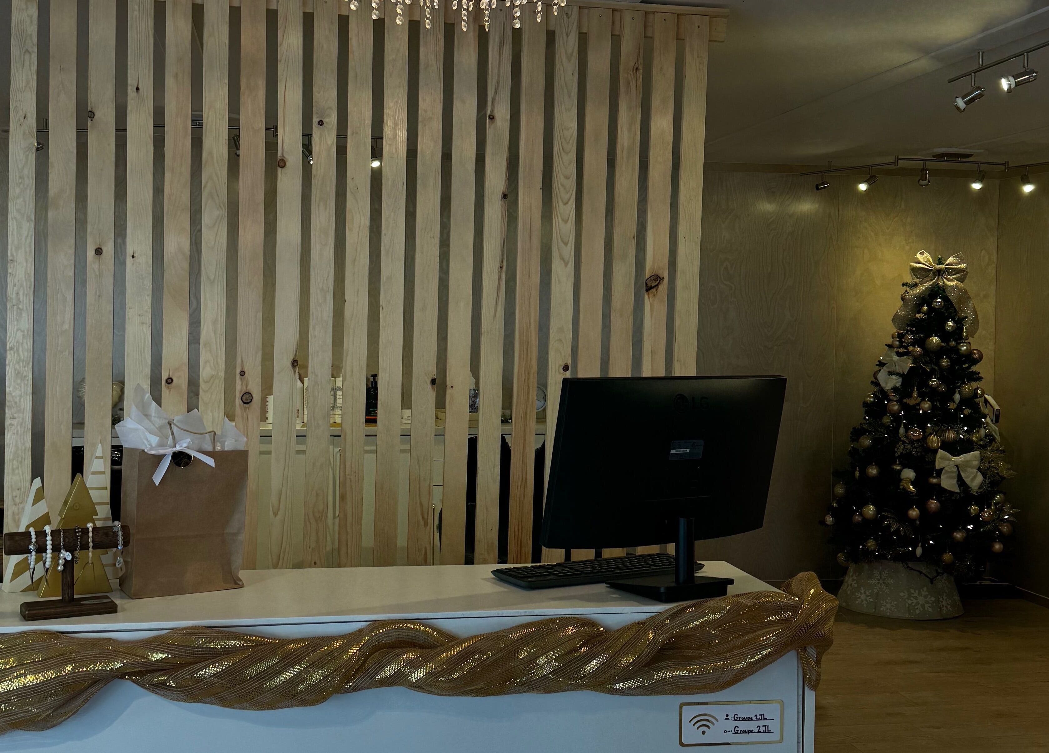 Réception élégante de L'atelier Des Perles Tremblant avec sapin décoré, Mont-Tremblant, Québec, CA.