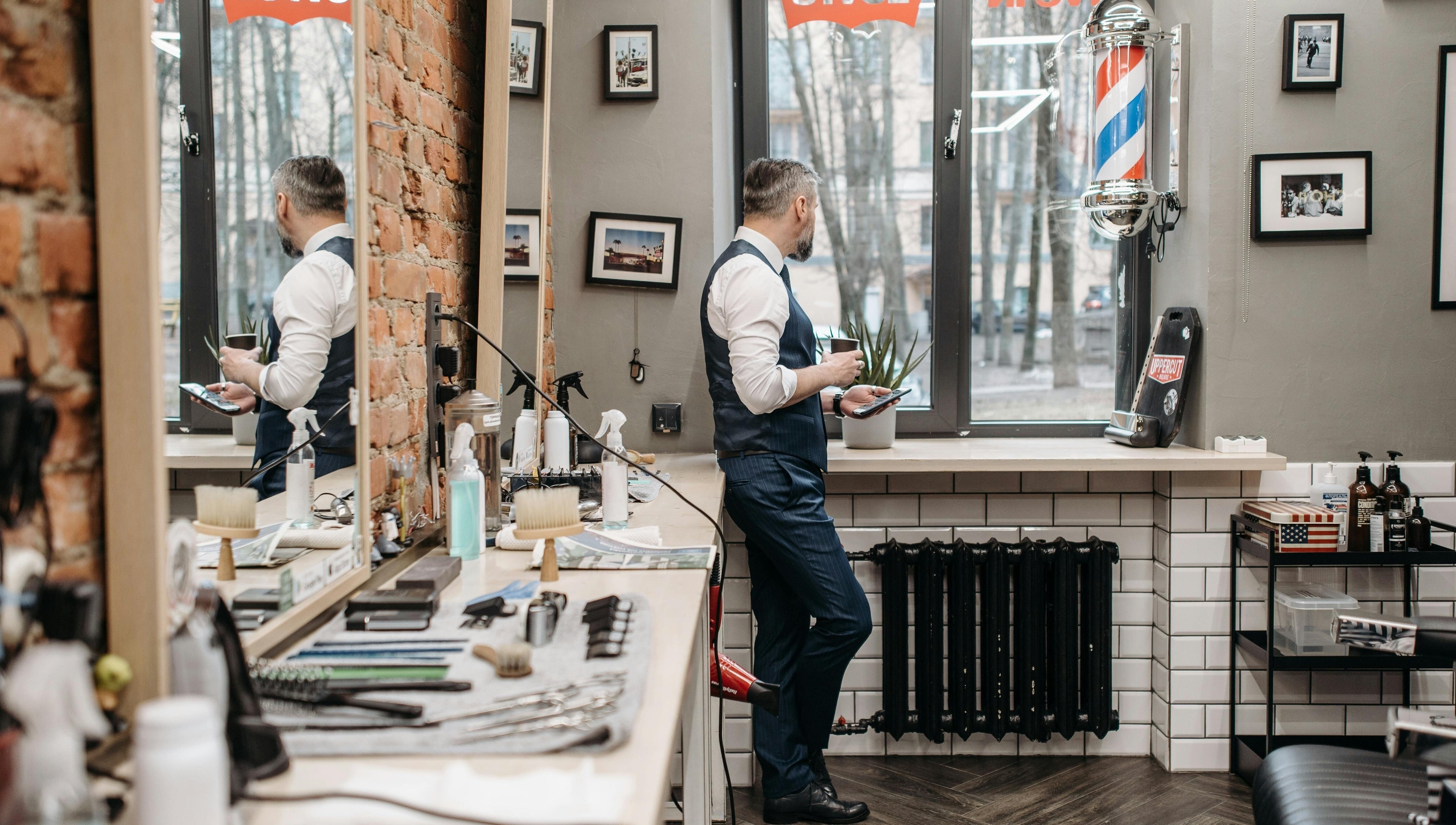 Intérieur moderne de Salon Suite 26 à Longueuil, Québec, CA avec déco et produits de beauté.