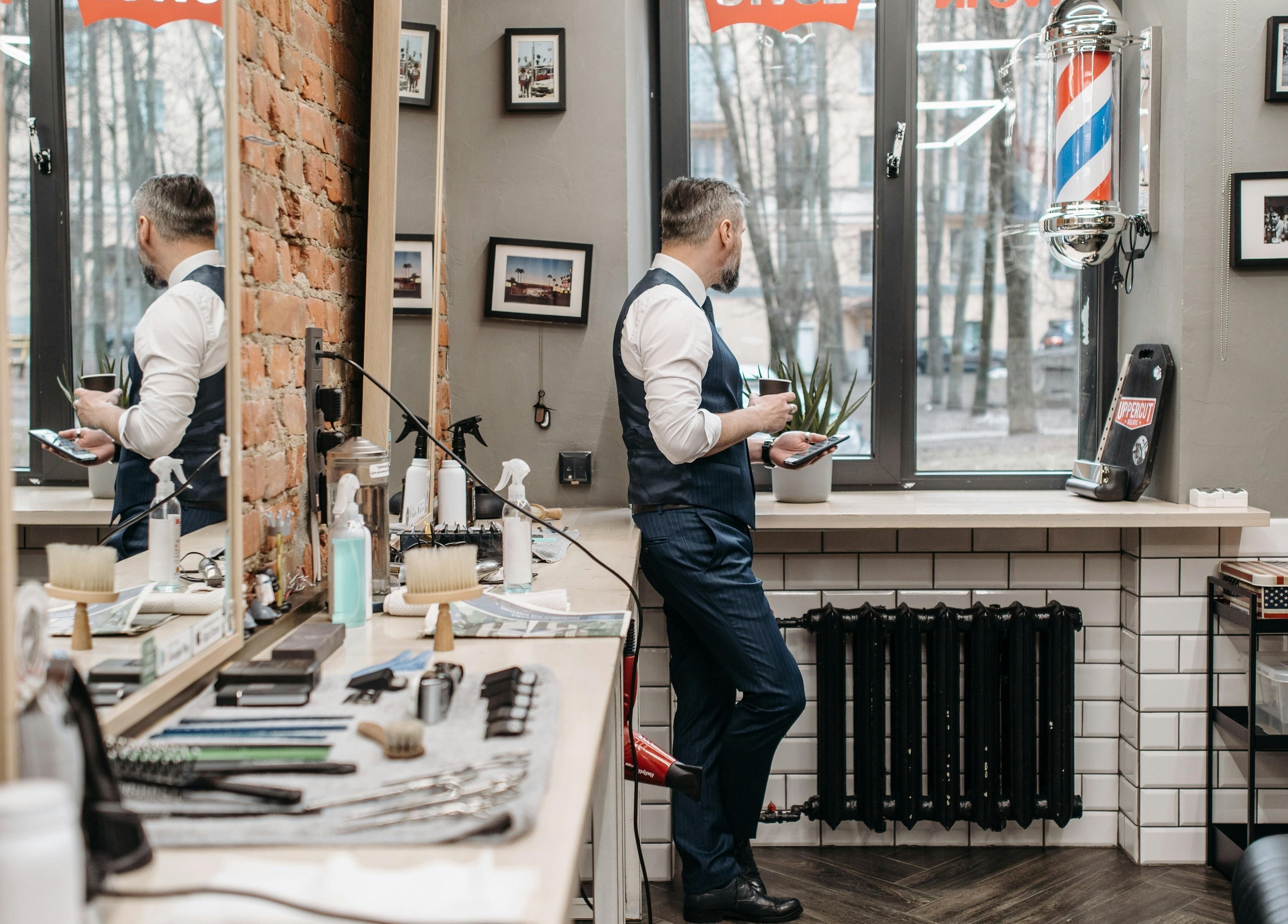 Intérieur moderne de Salon Suite 26 à Longueuil, Québec, CA avec déco et produits de beauté.