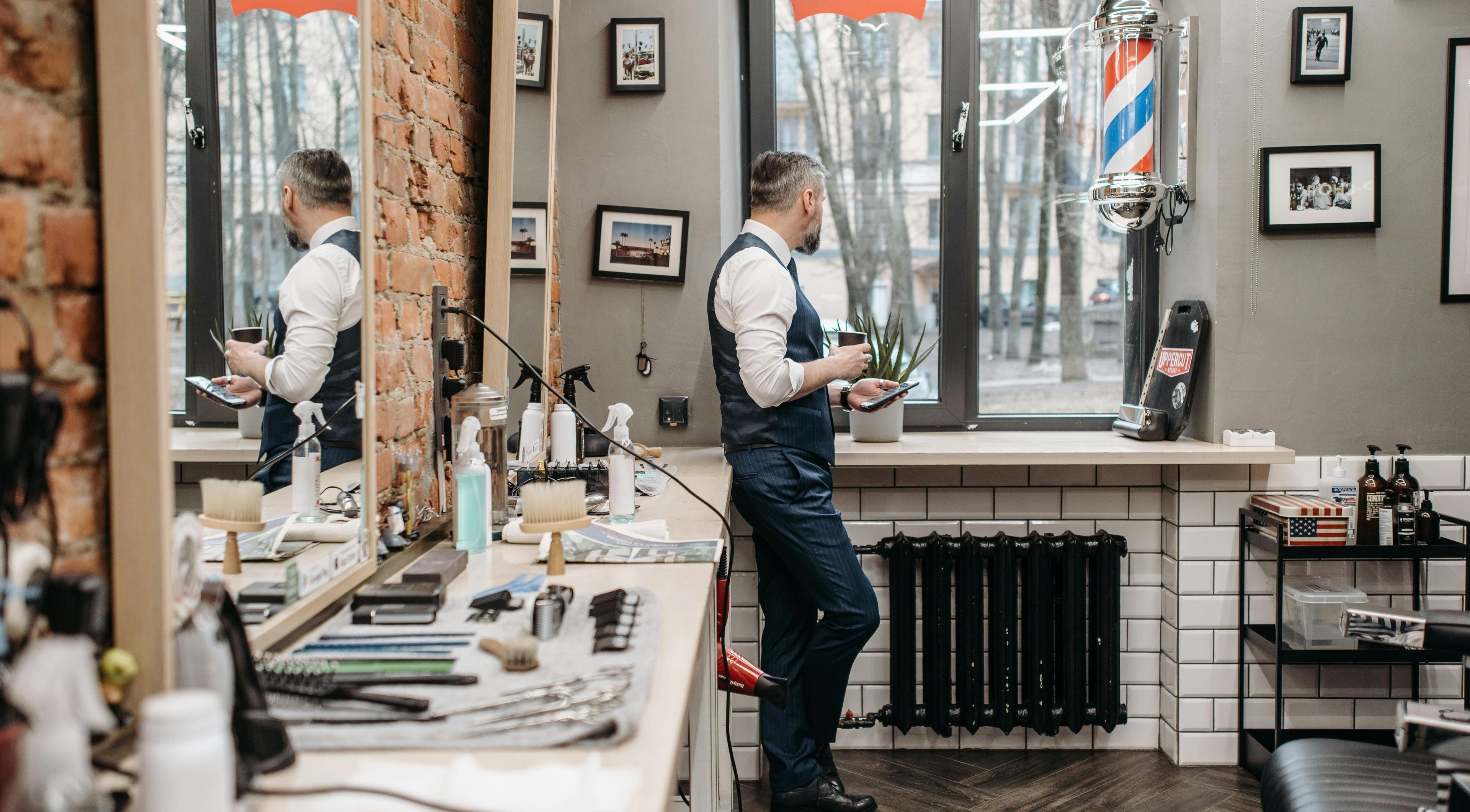 Intérieur moderne de Salon Suite 26 à Longueuil, Québec, CA avec déco et produits de beauté.